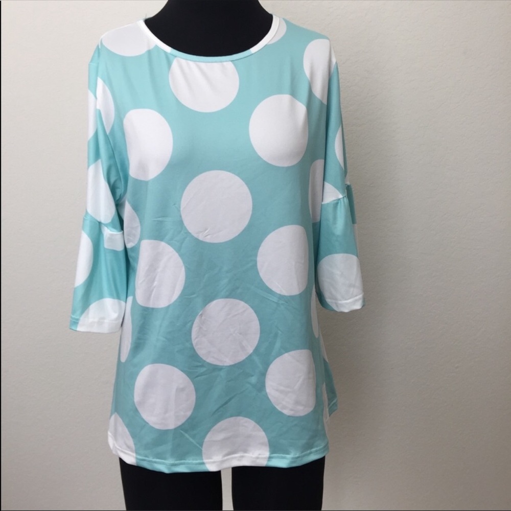 NEW. Great spring shirt turquoise with White dot🌺